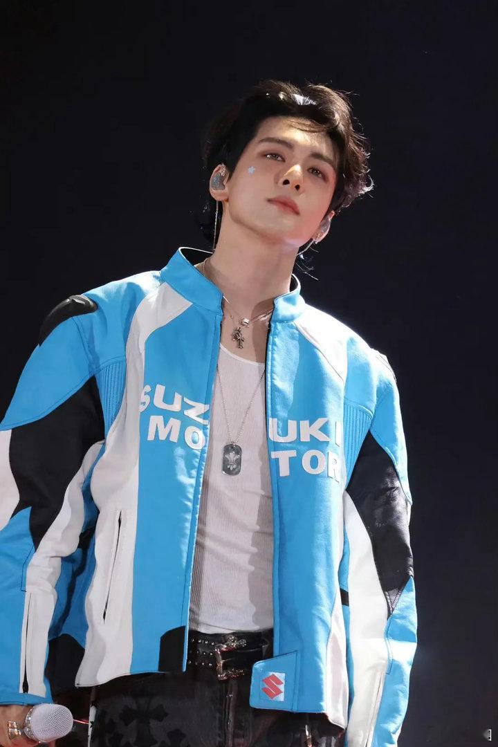 曾舜晞音乐节自拍 我的嘛呀，曾舜晞现在长这样了，完全男爱豆门面来着～ 