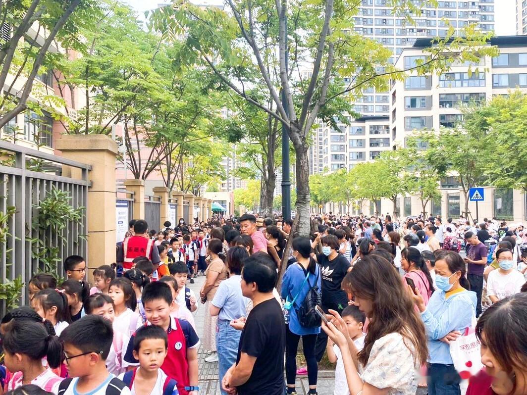 在杭州看小学放学
家住西湖区三墩镇的小区，专程去对应的公立小学，看看放学情况，提