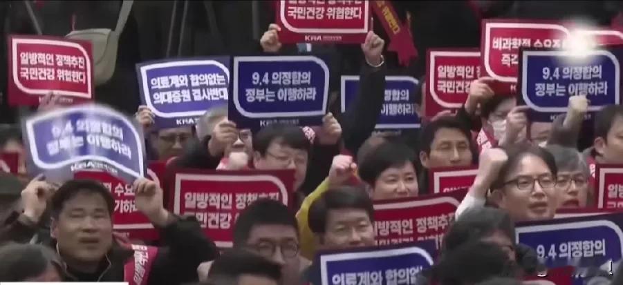 病人可以病死，但我们不可以饿死。
韩国医学生们向国际团体求助，称遭到韩政府施暴。
