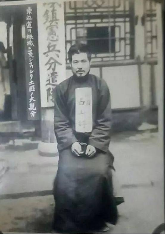 1938年，一名日寇在东北某日军“司令部”门口，为一位将军拍下了这张照片，80年