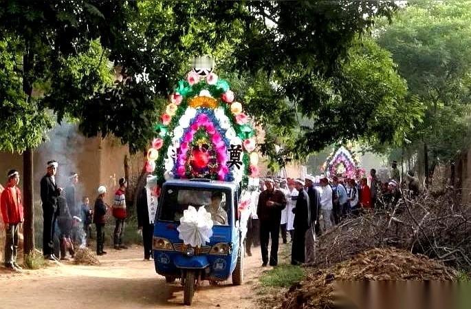 “女的，退后！不能进！”
一声断喝，闺女刚往前探了半步的身子，就被几个本家长辈伸