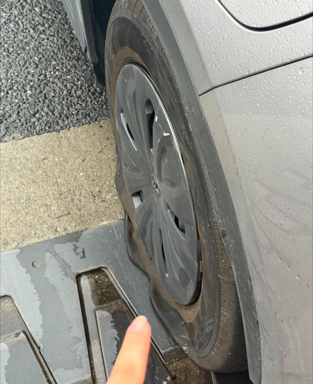 小鹏GX 杜海涛确实是瘦了，但建议下次拍照别在角落，哈哈哈。小鹏GX发布会看到他