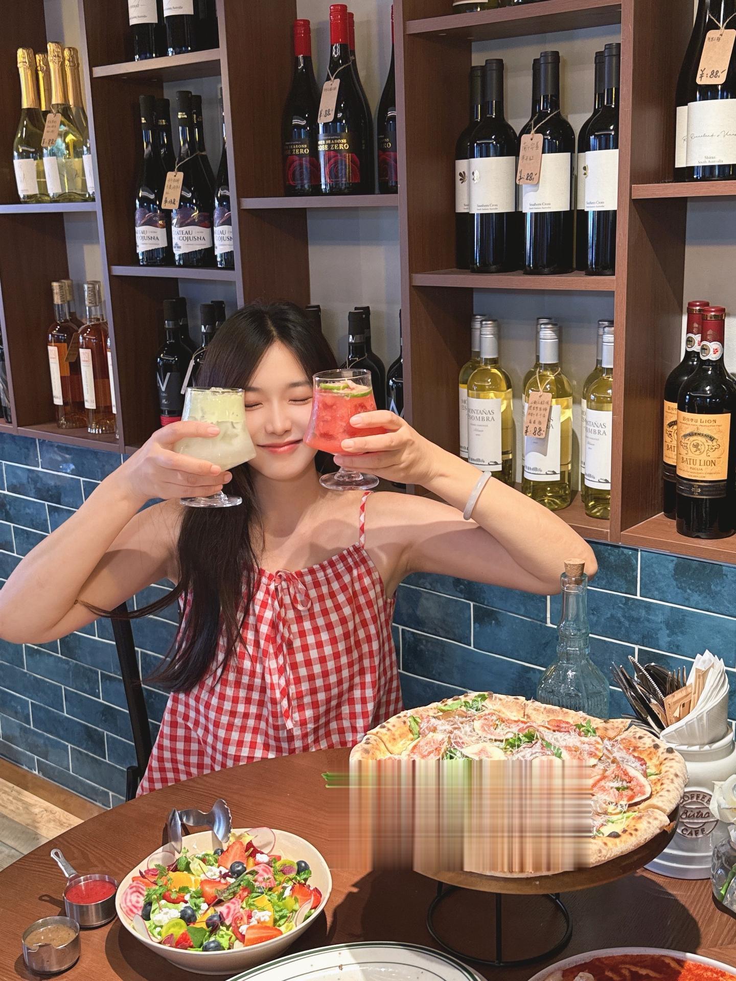 周末和小姐妹约个披萨🍕牛排🥩