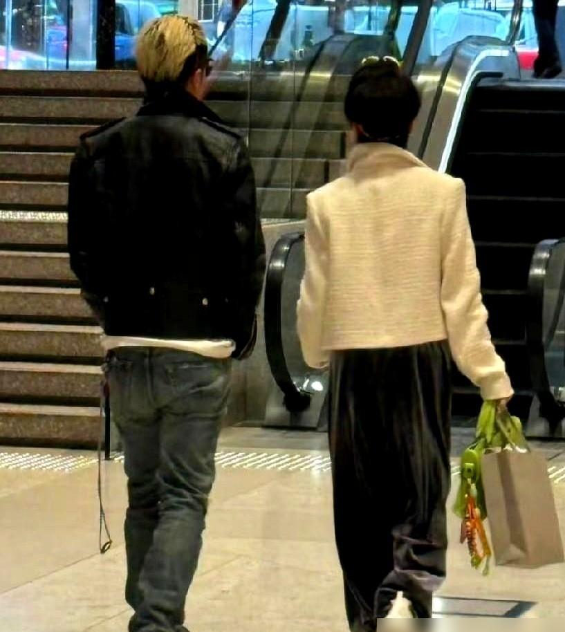 你知道谢霆锋那头标志性的金毛最野的用途是什么吗？
不是演悍匪，也不是砸吉他，是老