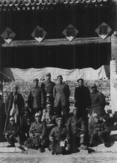 1948年10月，在冀东军区召开第二届英模大会时与特等战斗英雄、特等模范工作者于