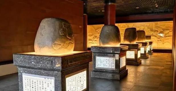 蒋介石败逃台湾，因飞机超重扔下10块“石头”，如今却成镇国之宝。1949年，国民