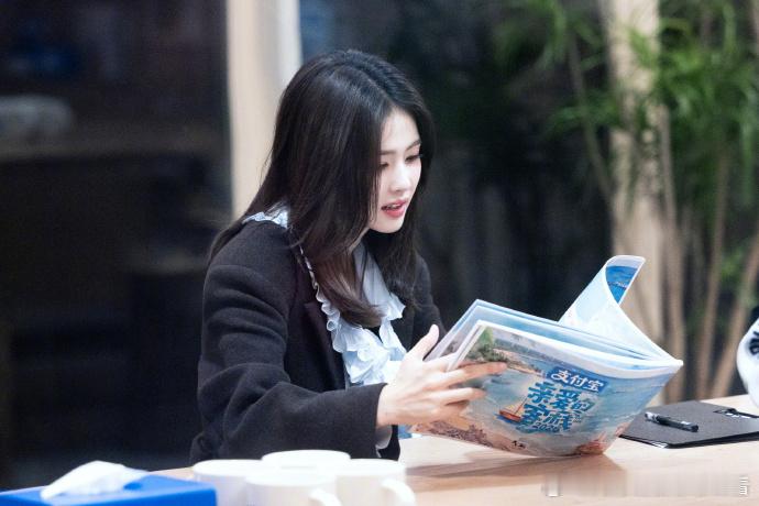 白鹿来客栈解锁下全新体验白鹿和迎宾板合照《亲爱的客栈》新体验解锁！白鹿九宫格里藏