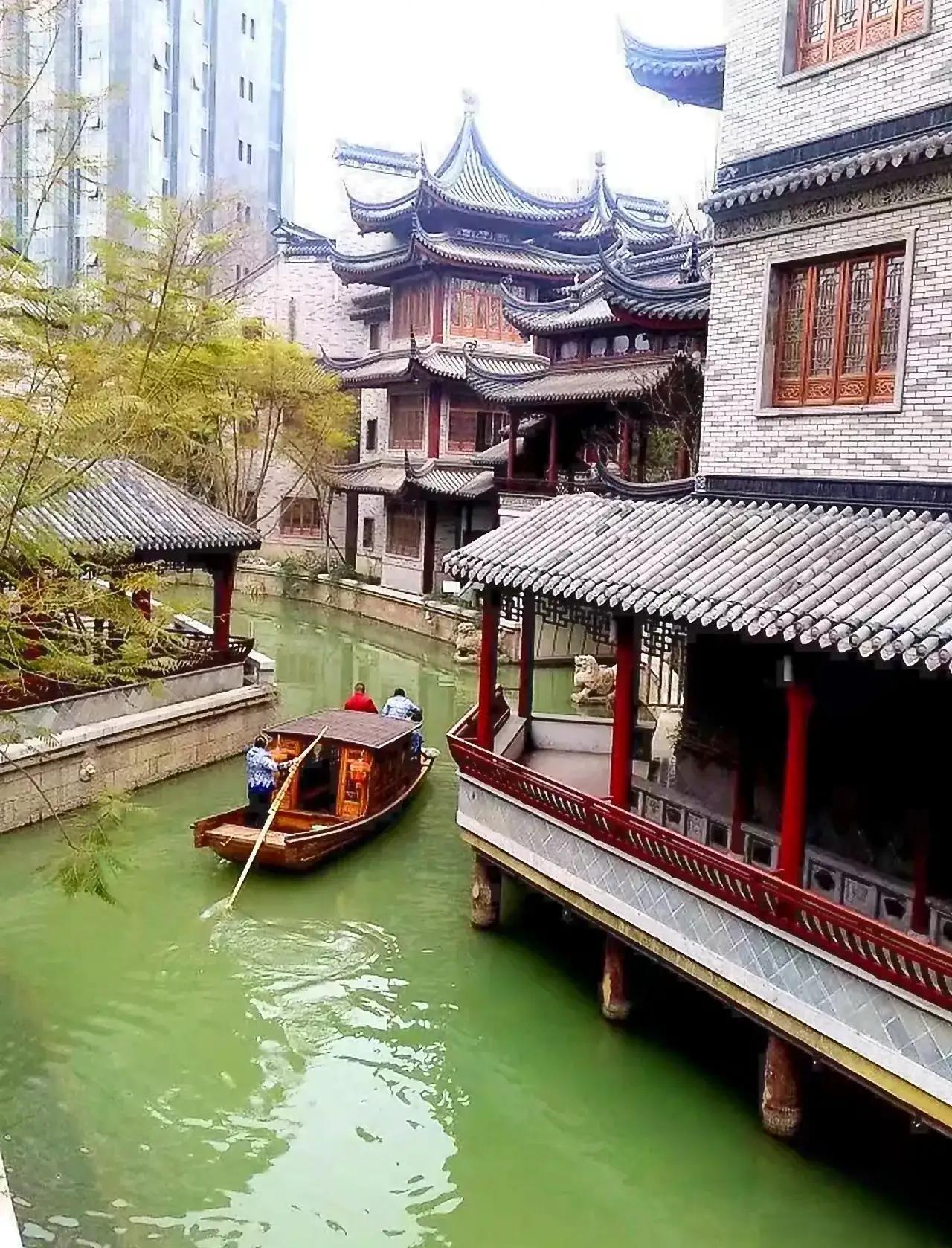 旅游回来憋一肚子火，真不是咱玻璃心。一百八的门票，进门还得再掏钱；停个车比门票还