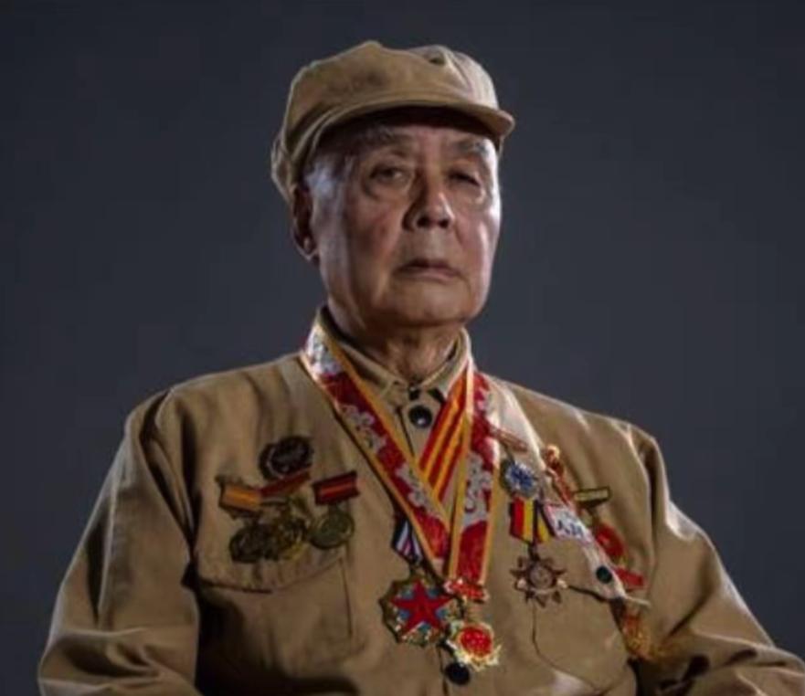 1952 年，16 岁志愿军小战士在上甘岭战场尿急，情急之下对着炮管撒了一泡尿，