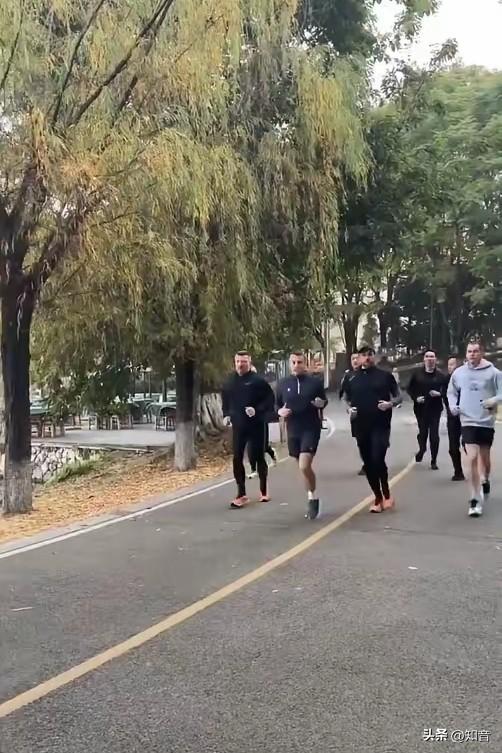 马克龙在成都公园晨跑！

这并不是马克龙自己有多么的自律，有多么的优秀，而是成都