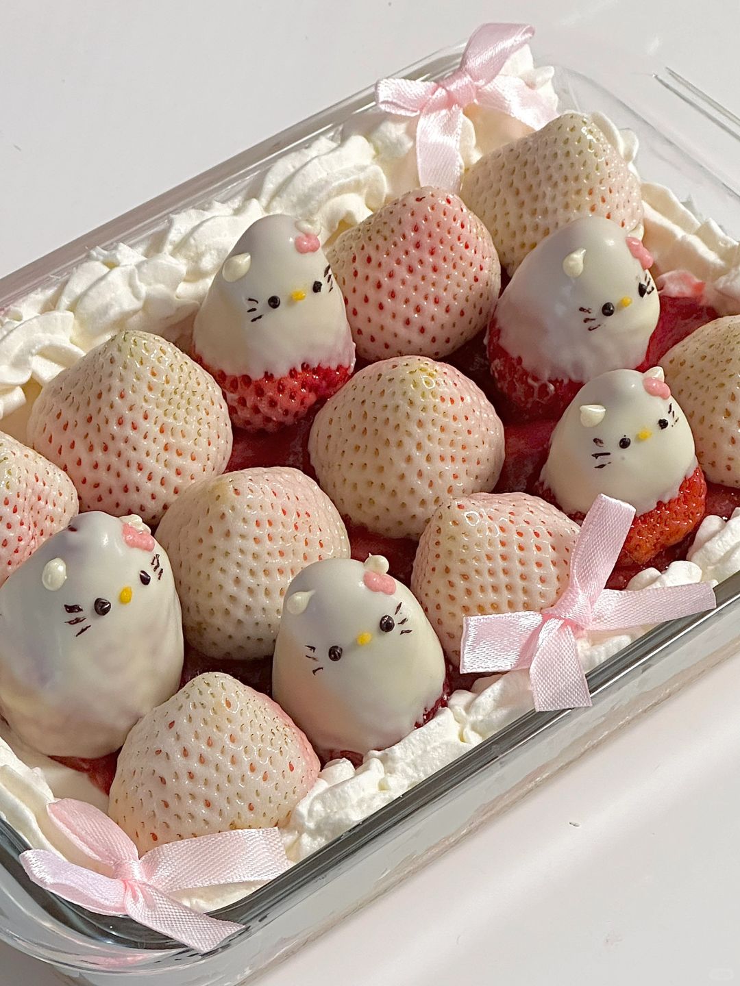Hello Kitty双色草莓盒子蛋糕