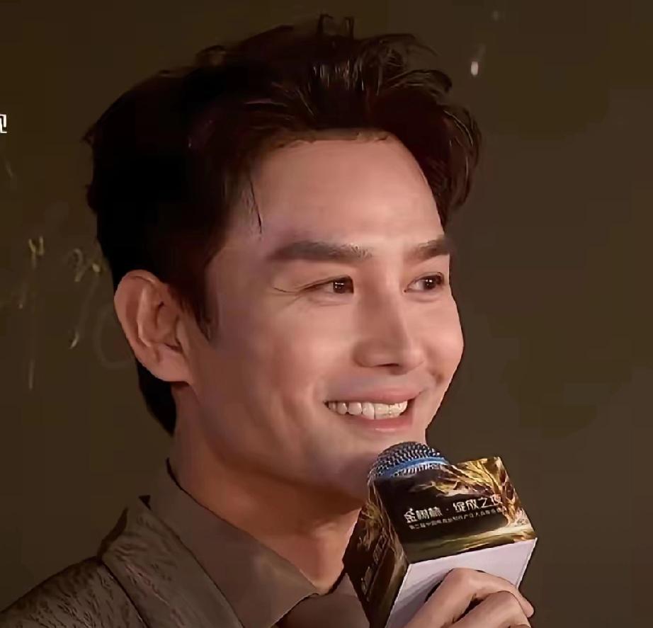 王凯突上热搜！跨界主持惊艳全场，新剧《交锋》吊足胃口
 
     3月13日，