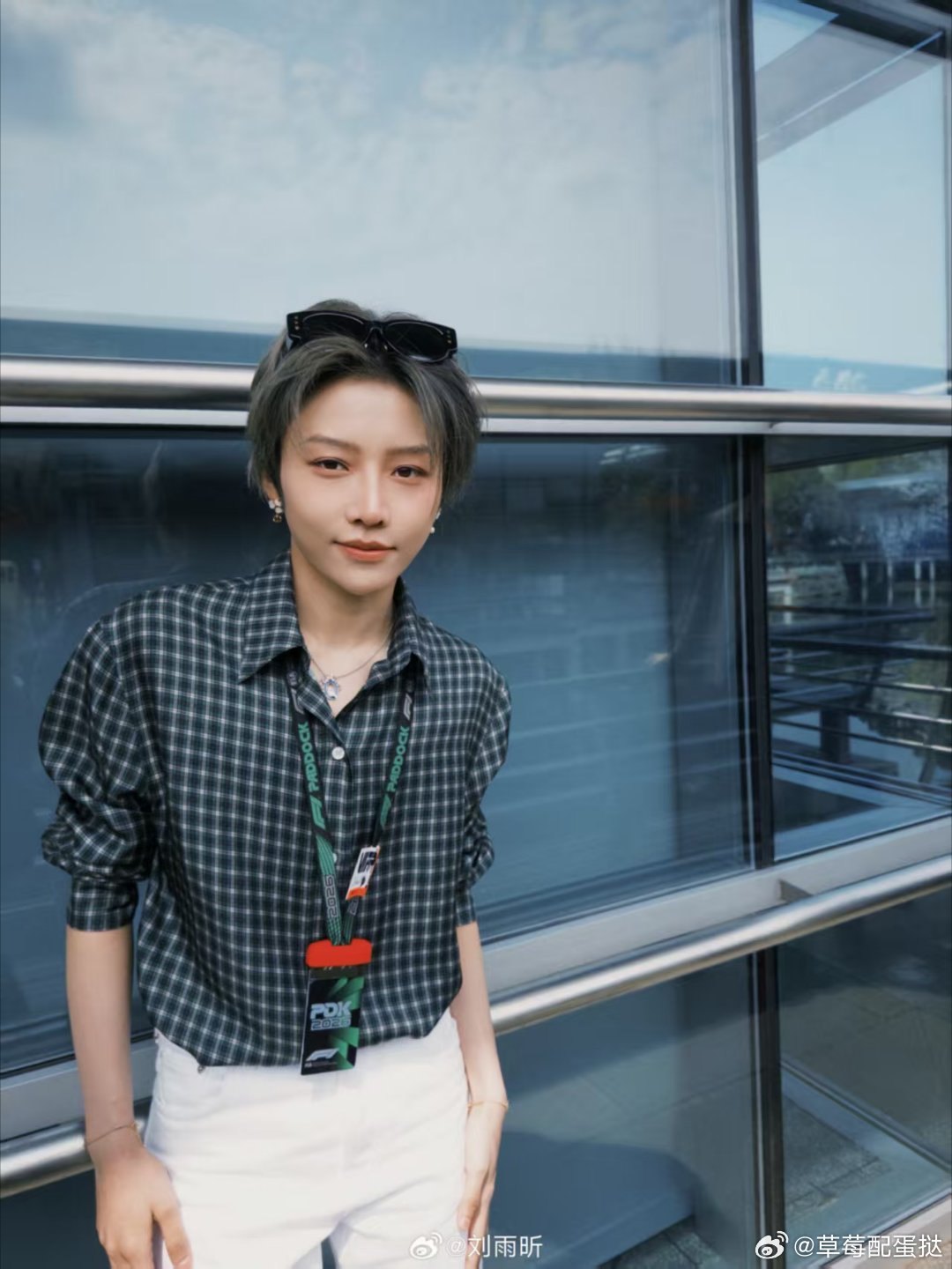 刘雨昕F1大赛生图 刘雨昕F1大赛生图好绝！以特邀嘉宾身份亮相，全程从容大方，生