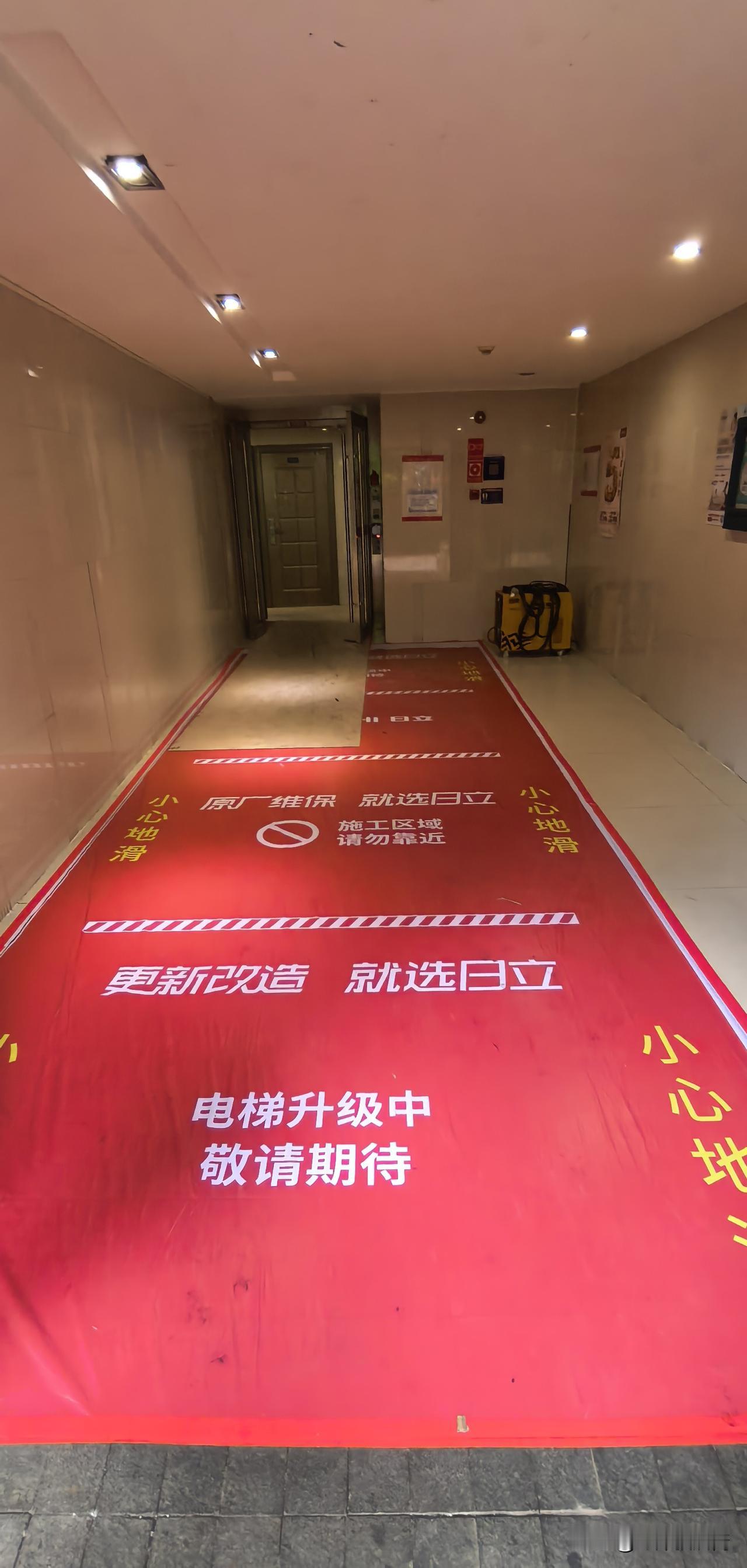 小区更换电梯，这个月要爬楼梯了
从上周末开始，小区更换电梯了。
本小区有四栋建筑