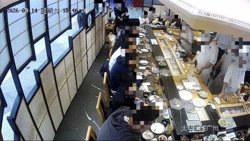 广州太古汇日料店，女子吃饭时被邻座62岁男子多次拍头、摸背，大喊“别碰我”都没用