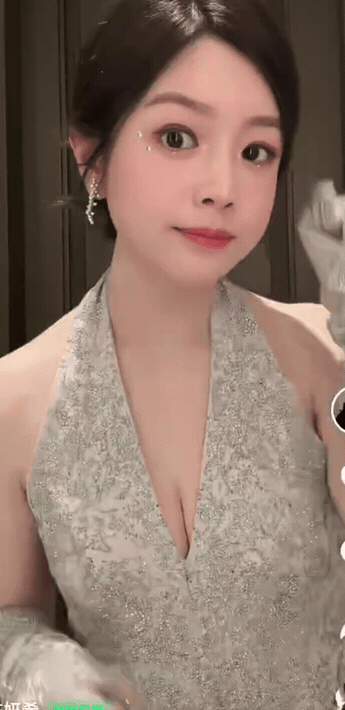 谁相信这个姐们已经42岁了，
现在的四十几岁真的还是特别年轻的年纪啊，
没有黑眼