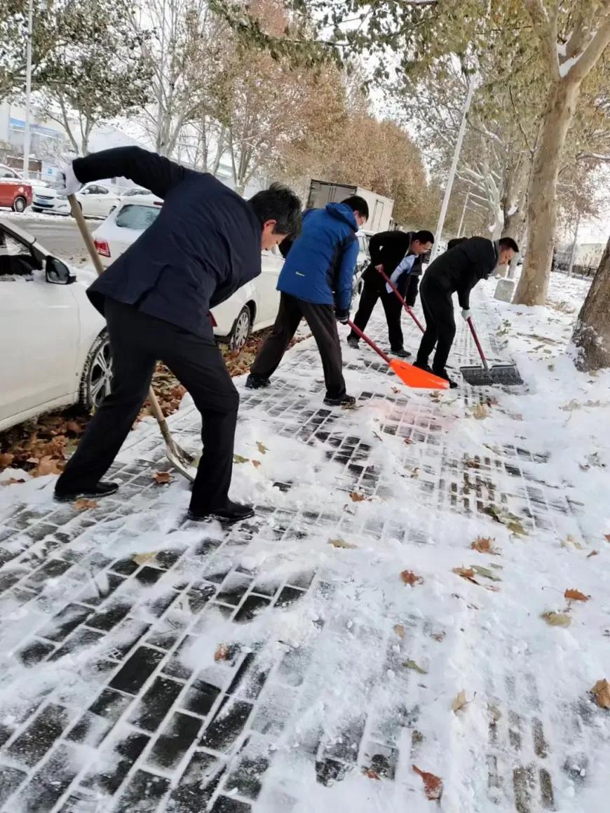你支持人力扫雪吗？
很多地区，大面积除雪依赖使用融雪剂。很多人以为融雪剂就是盐，