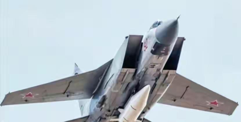 高超音速导弹突袭！俄军三大平台联动打击，乌方目标全毁毫无招架