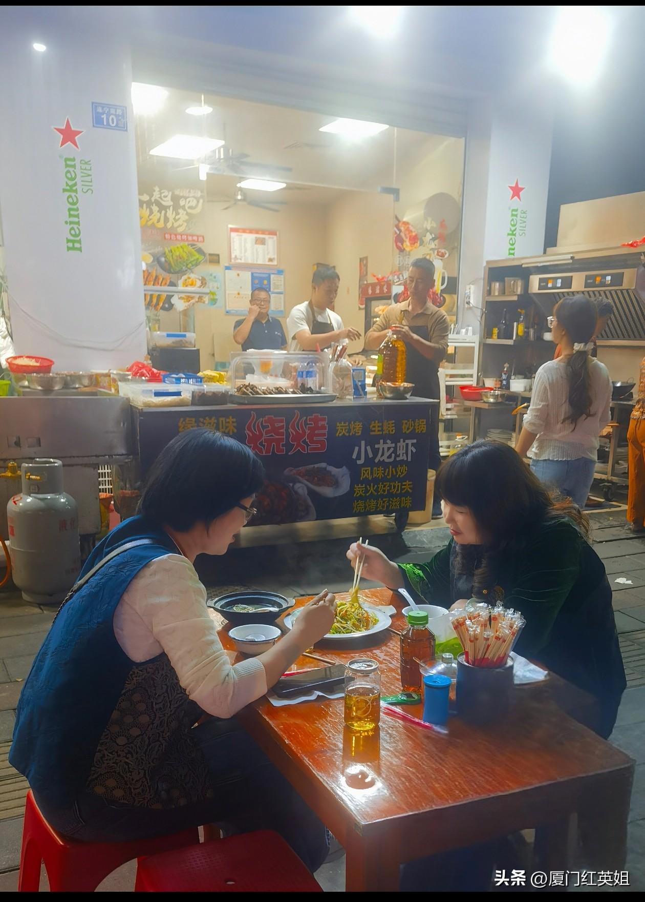 我的小城生活
从2人2道菜
吃到4人满满一桌
和闺蜜四大城门散步一圈
本来已吃了