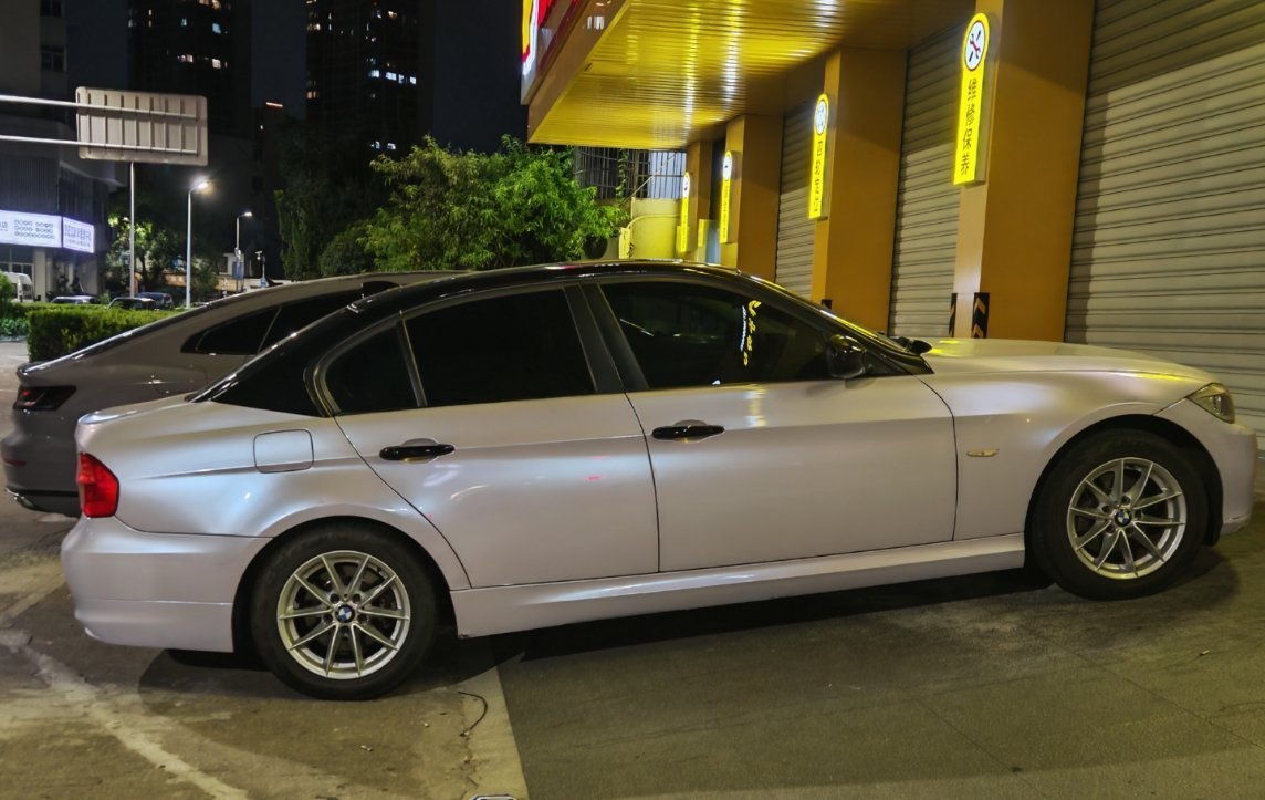 快上车吧[超话] 偶遇一辆BMW这个喷漆真好看啊 低调奢华[爱慕][爱慕][爱慕