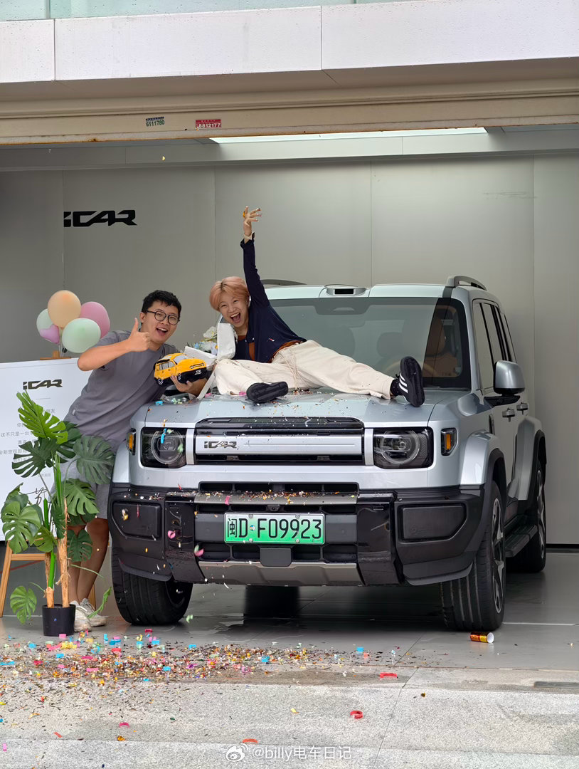 今天去提有很强智驾能力的方盒子iCar V27！但，也不用下这么大雨增加涉水项目
