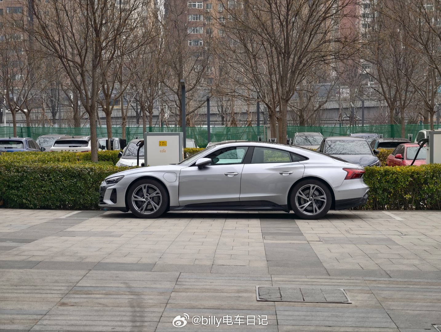 有多少人知道奥迪的这款纯电GT？颜值是挺高的，特别是这个流线向下收的车尾，现在没