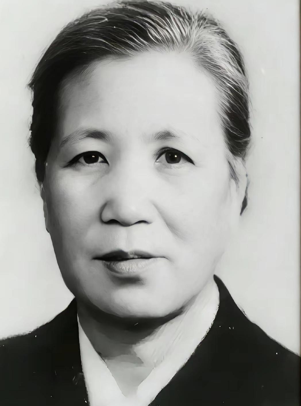 1929年，红色党员傅玉真得知新婚丈夫丁惟尊叛变，痛苦不已。

思考几日之后，她
