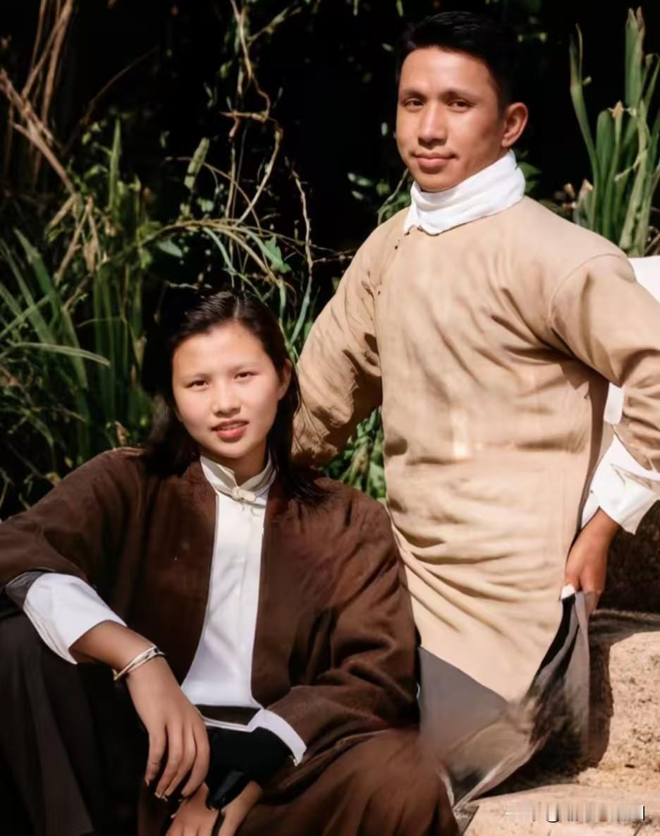 这是粟裕大将和夫人楚青的真实照片。不是剧照！非常罕见！怀化市粟裕公园 

粟裕是