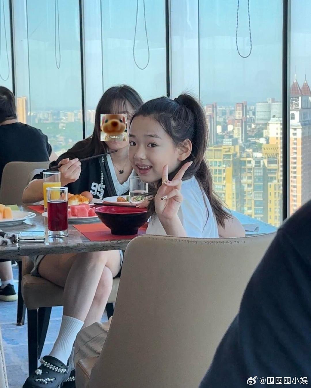 景德镇偶遇董璇小酒窝景德镇偶遇董璇小酒窝吃早餐 有人在景德镇吃早餐碰到董璇和小酒