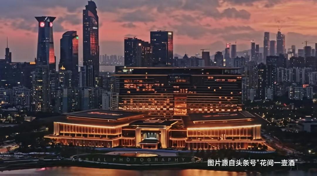 这个角度这张图片或将成为深圳新的城市名片，未来会出现在深圳很多宣传片当中。刚刚刷