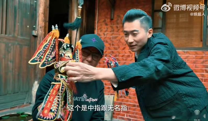 张信哲学泉州布袋木偶戏手抽筋  哲哥每到一个城市都不忘体验当地文化，这次在泉州学