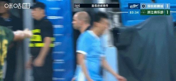 9打11的荒唐场面居然在中超真实上演。深圳新鹏城眼看就要把浙江队拿下，第81分钟