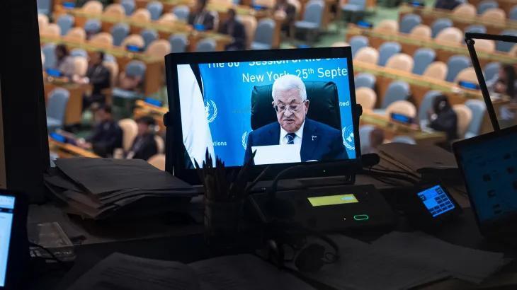 因被美国政府拒发签证，巴勒斯坦总统阿巴斯25日在联大发表视频讲话。他表示，过去两