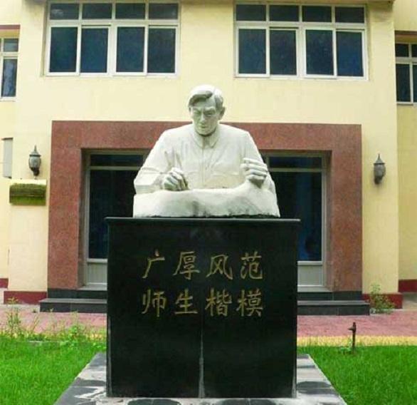 张广厚（1937年—1987年），河北唐山人，是我国著名数学家。谁能相信他考初中