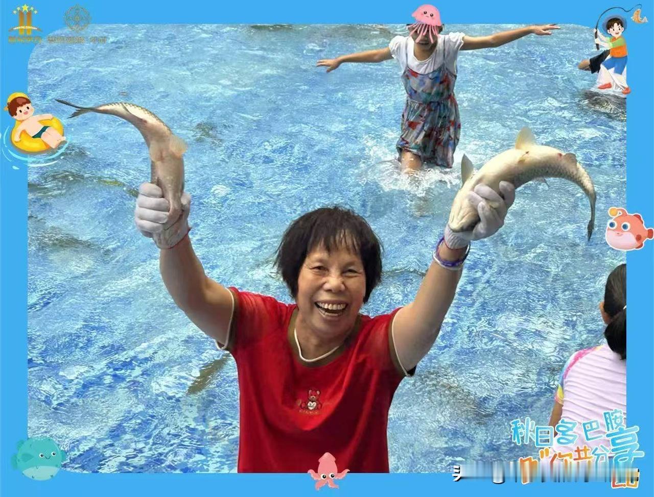 小区抓鱼大赛！业主老少齐上阵，抓的是鱼
 
小区泳池秒变“抓鱼战场”，业主们老少