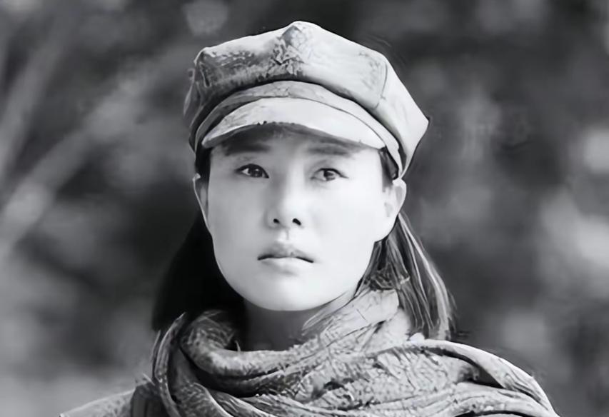 1937年，15岁的小红军张桂芳，被敌人绑在行刑台上。她挺胸抬头，闭上双眼，准备