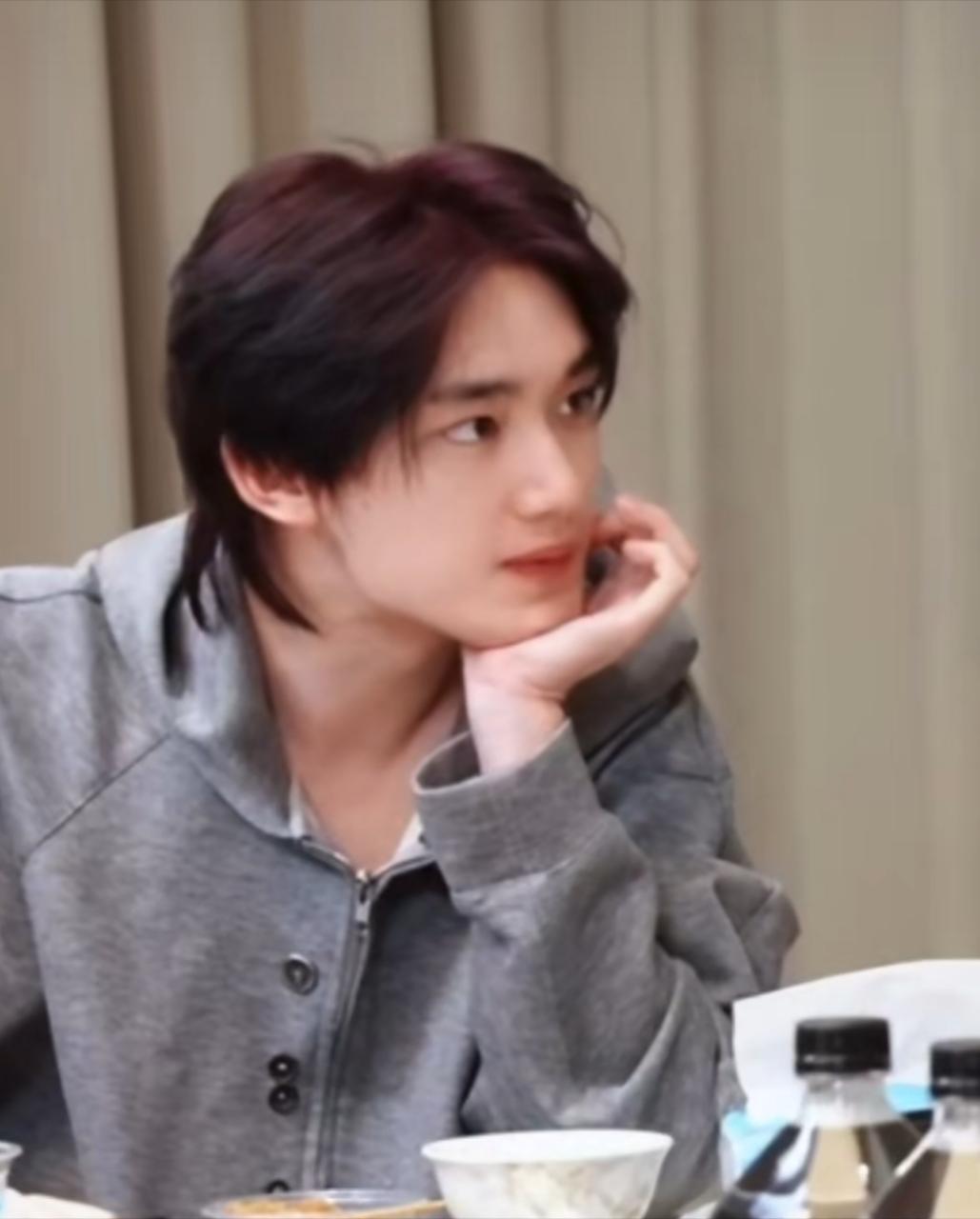 时代少年团上海演唱会联排上班 tg：丁程鑫这是染了发色吗？紫红色？ 酒红色？ 
