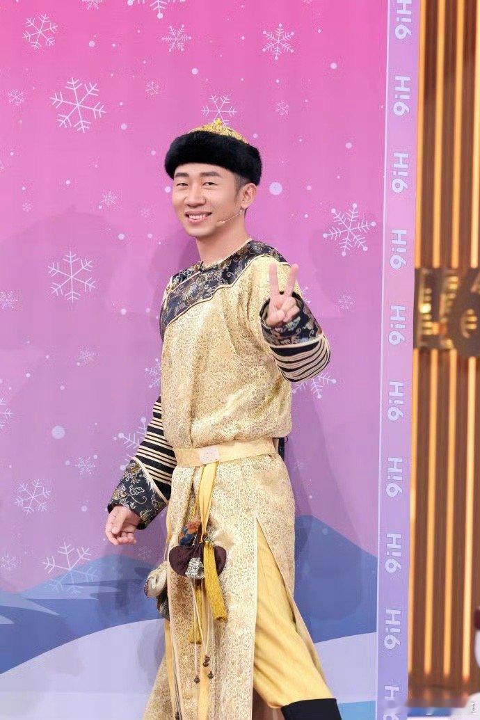 哈哈哈杨迪前一秒“逆风如解意”，目标明确直去嬛嬛小像，后一秒嘴比手快撕掉了！