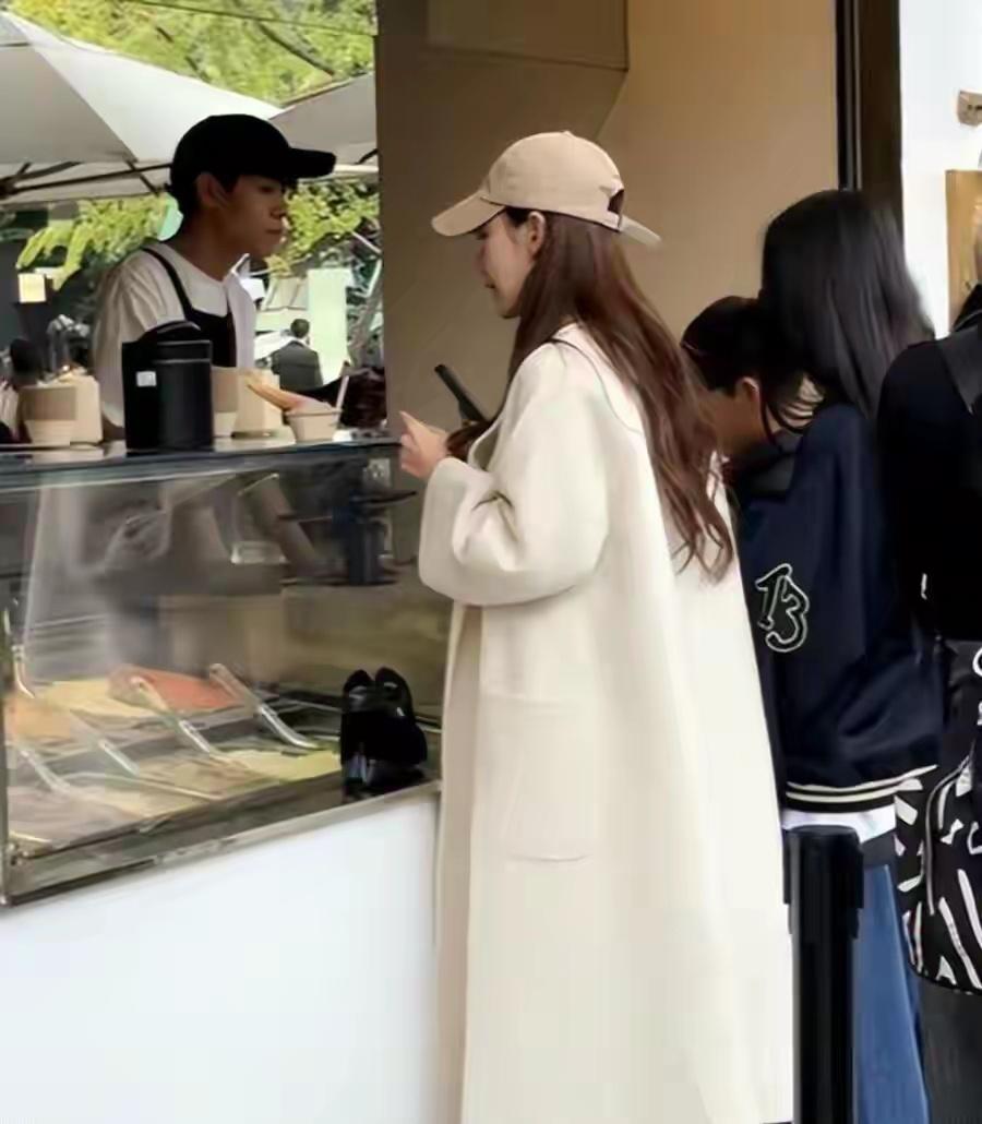 马筱梅直播透露好消息，称小菲为宝宝起好名字，将陪她住月子中心 ​​​