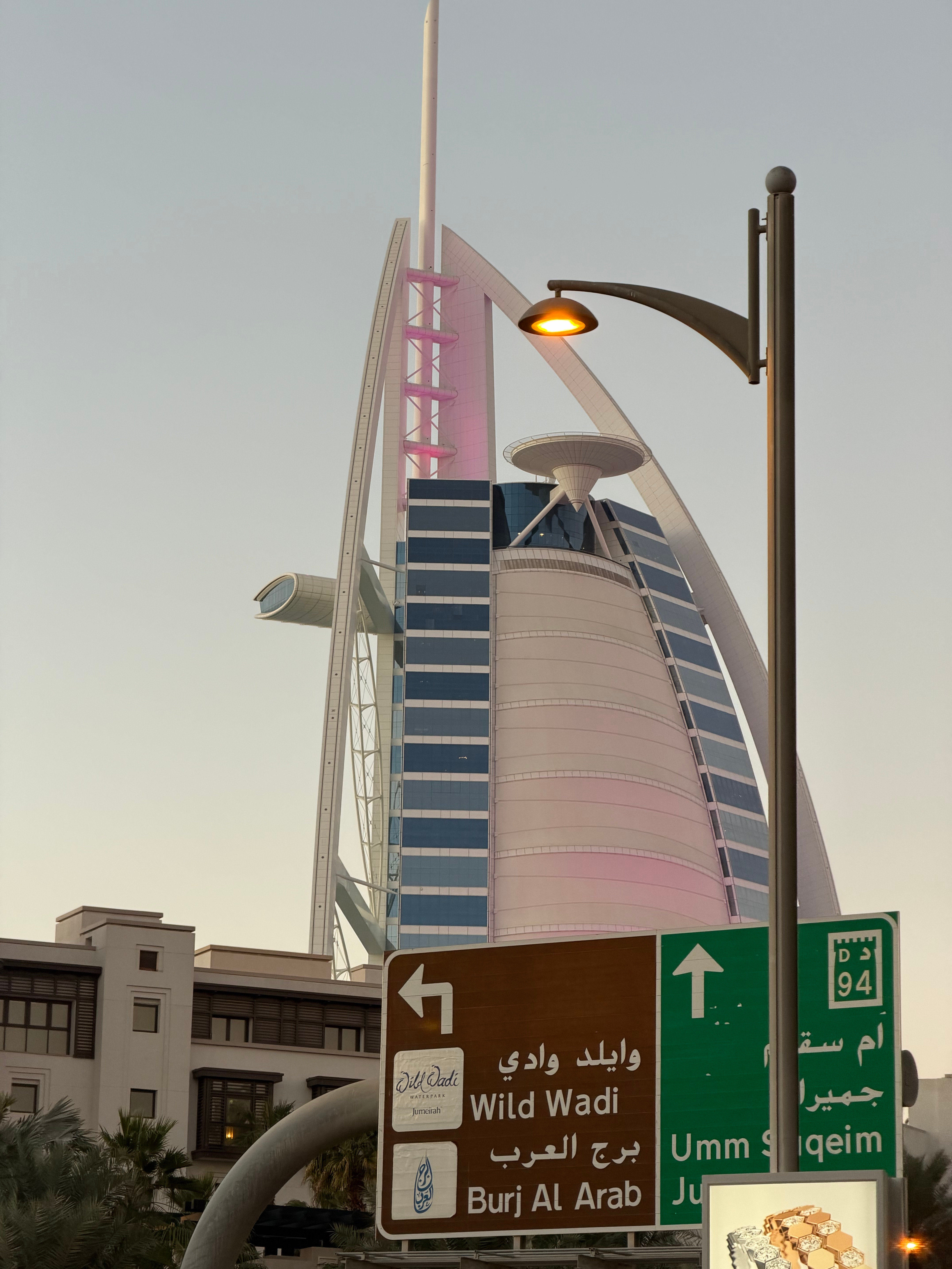 打卡迪拜帆船酒店，酒店需要预定才可以进入会有专人开车给你送过去。意外发现旁边的朱