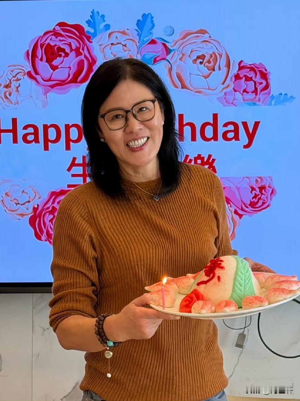 排坛传奇郎平65岁生日之际，全球祝福纷至沓来。她在感言中细数陪伴与感恩，直言“6