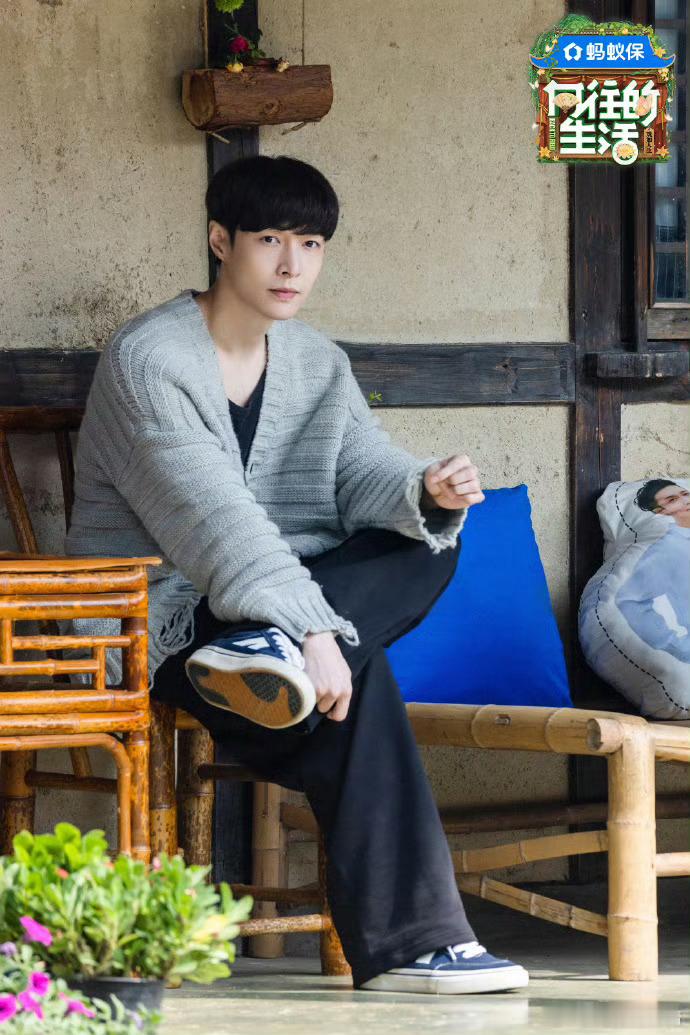 刘宪华曾是张艺兴老师在跳舞方面，张艺兴还是比较强，兴更胜一筹吧