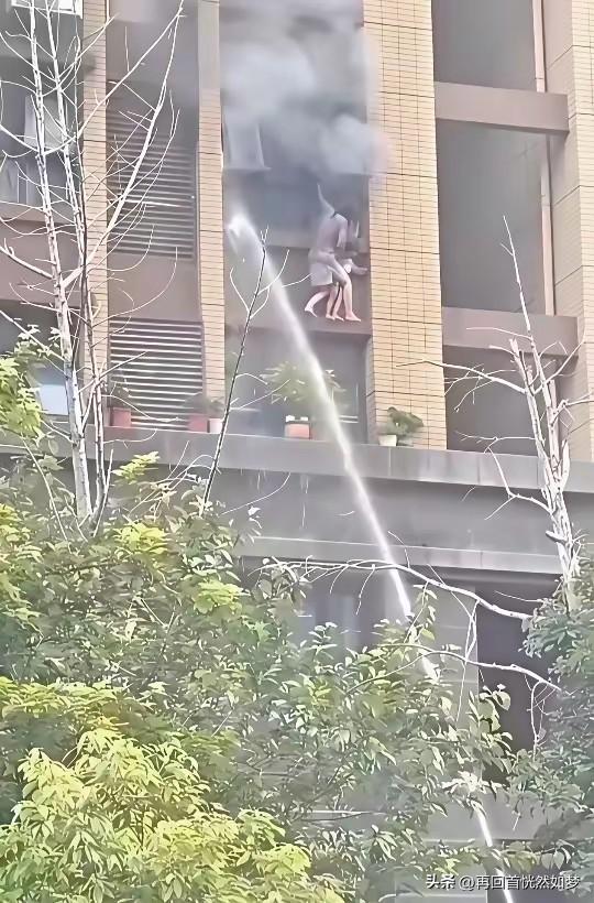 连云港这事儿，确实令人心痛！
有个疑问？为什么一直对着窗口射水？
楼层出事在4楼