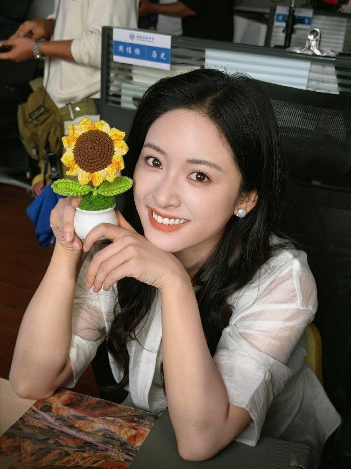 沈月直播 锁定沈月陪看直播，每一帧都美萌在线，根本看不够！亲爱的客栈