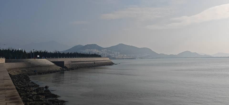 有山东的朋友发来几张图片，说是这里游泳条件很好，邀请我过去游泳。
但是他没有具体