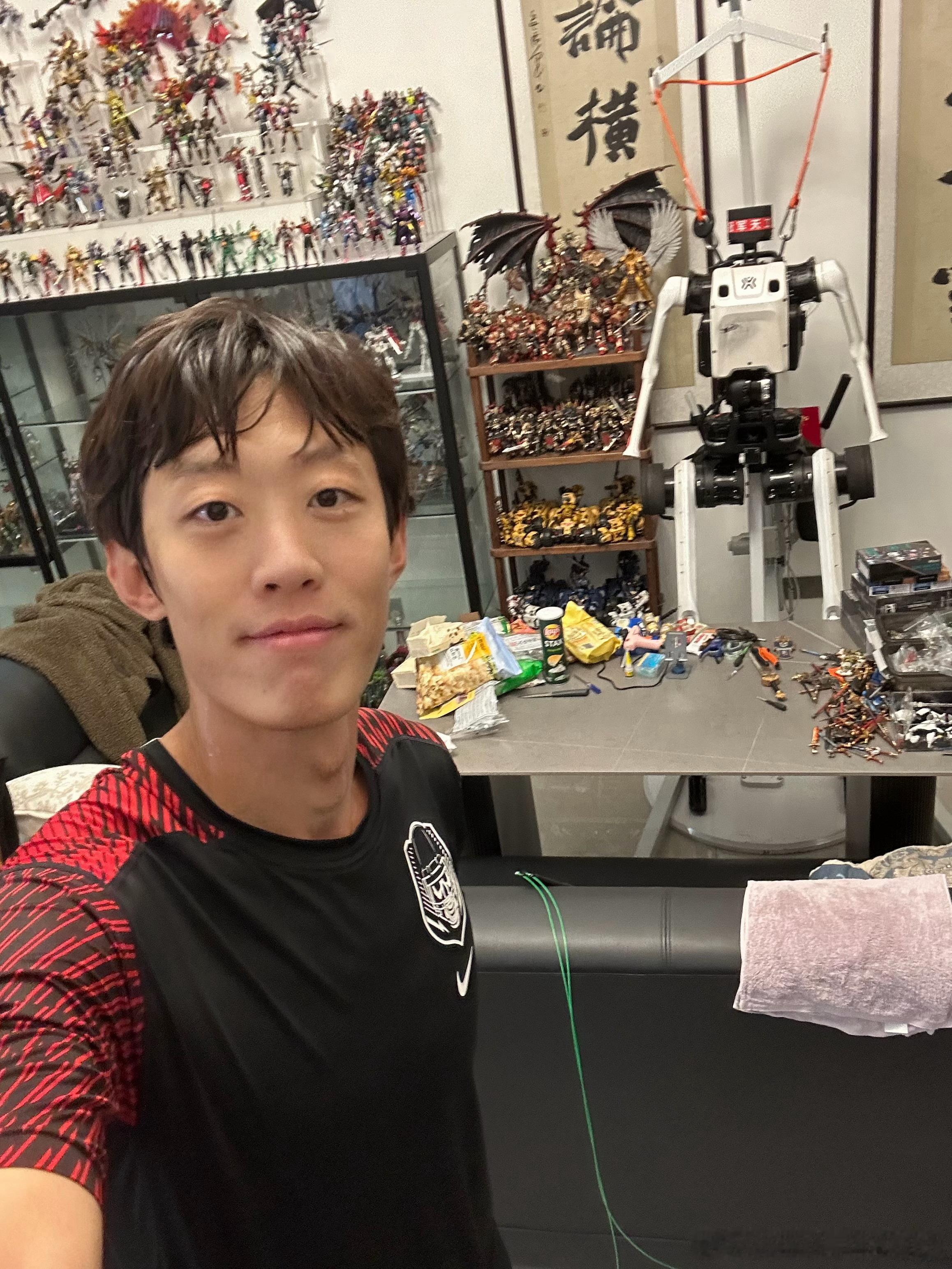 我想像机器人一样，为了一个指令而牺牲。虽然不知道意义是什么。生活不就是这样嘛。意
