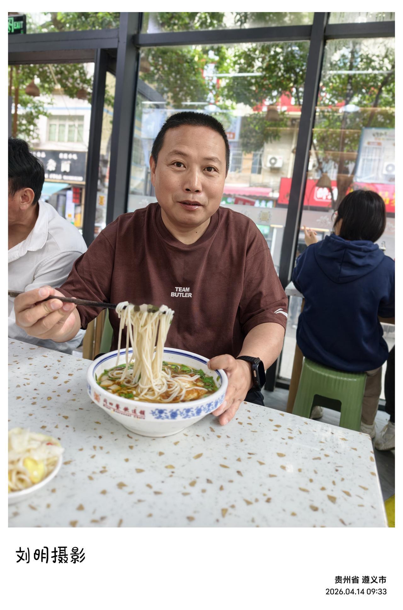 仁怀的早晨

2026.04.14
 
昨夜栖身酒都
满城酱香漫过窗棂
不必举杯