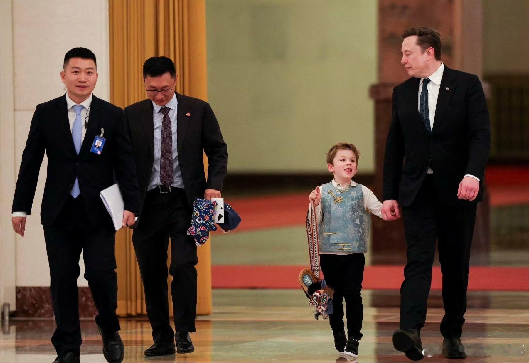马斯克访华带小儿子X世界首富去大会堂都有空带娃，你却说你没时间带娃