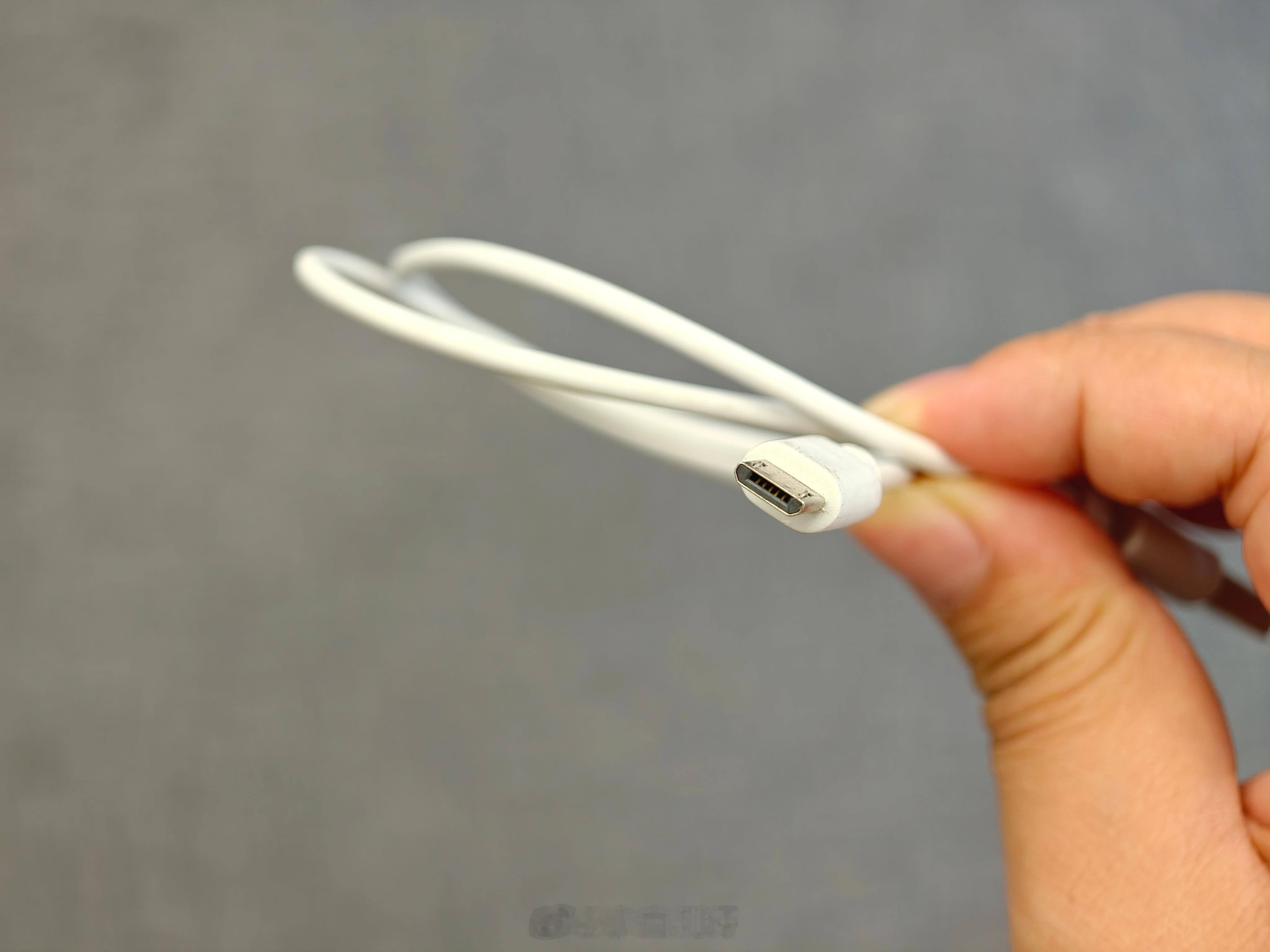 线到用时方恨少[泪奔]终于找到一根“稀有”的M口数据线大家家里现在还有Micro