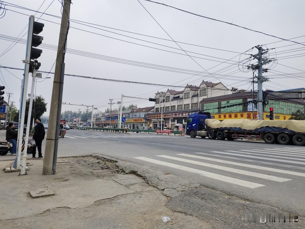 又来这个镇了，大家猜猜这是徐州哪个镇，三国演义在此留下浓墨重彩的一笔。
关羽，曹